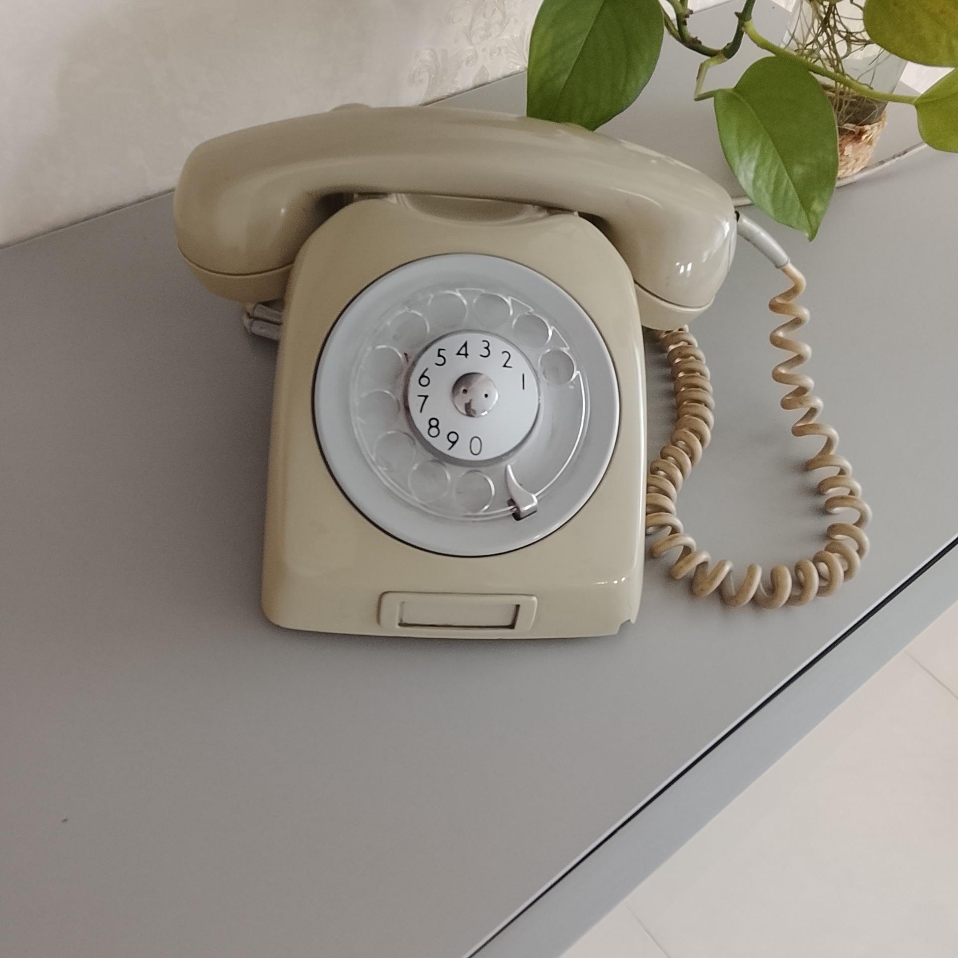 تلفن رومیزی قدیمی