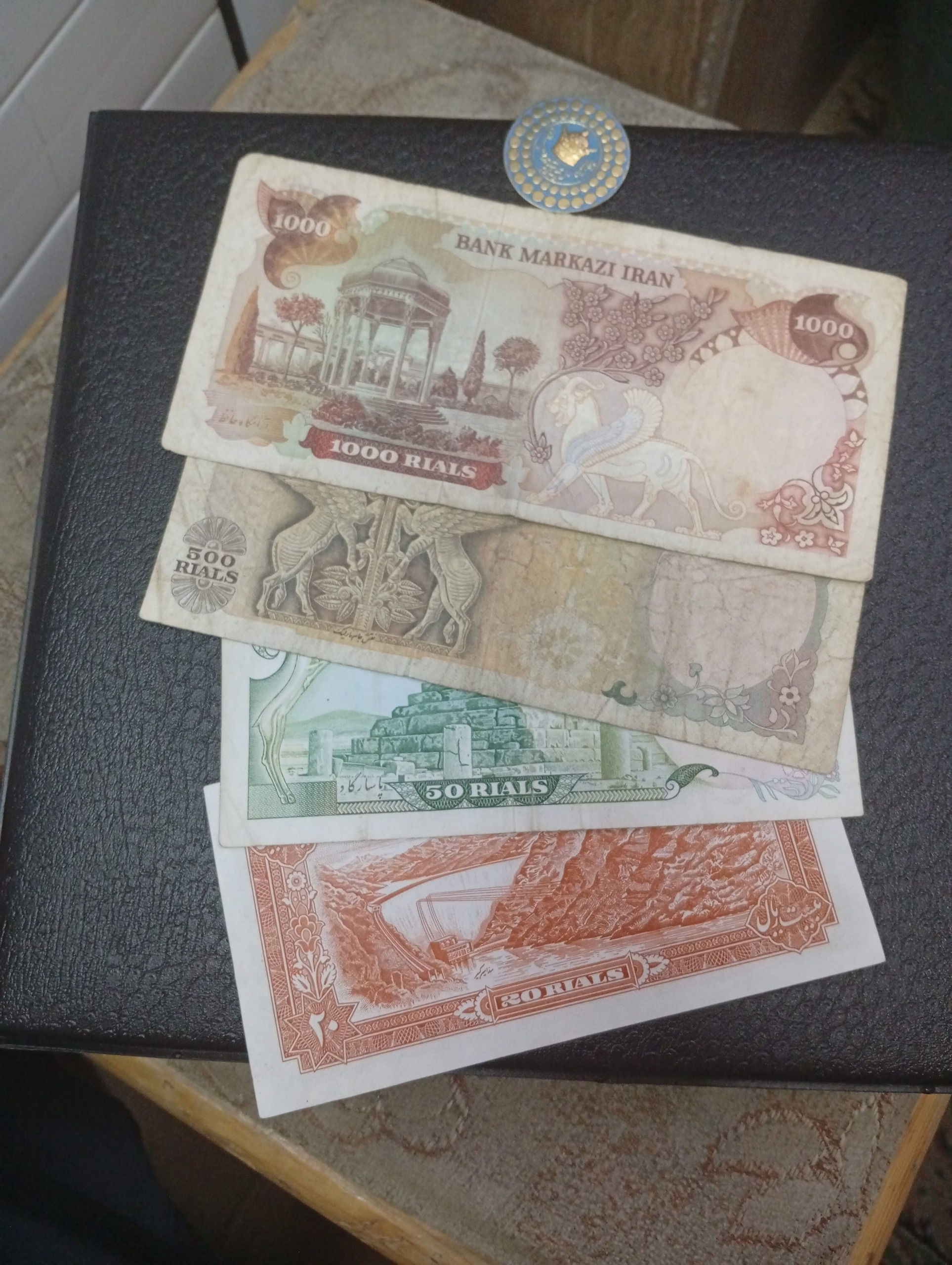 چند برگ اسکناس شاهی