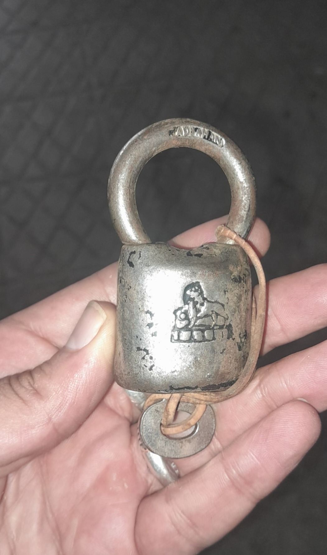 قفل قدیمی شیرنشان