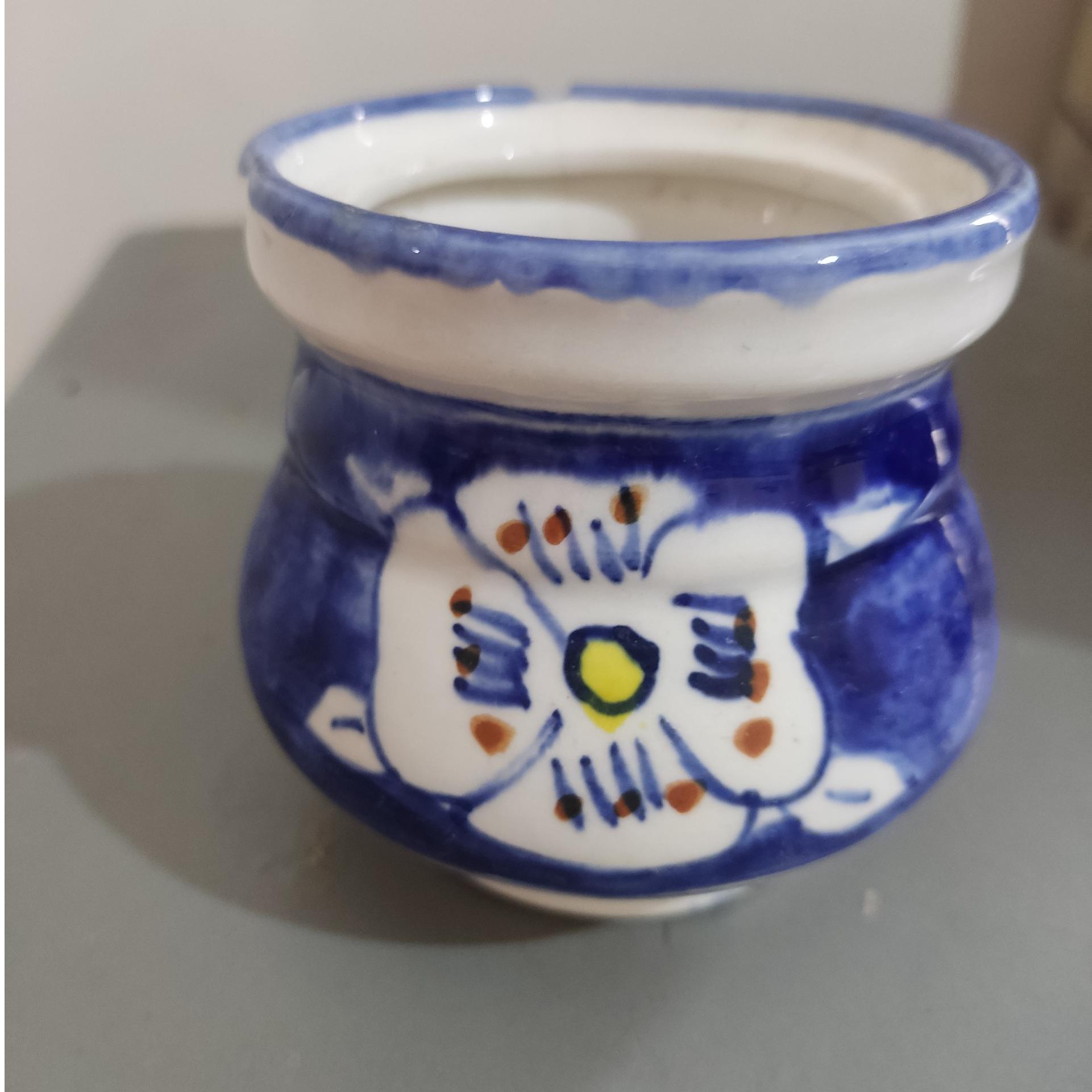 یک قندان سفالی قدیمی و دو عدد نعلبکی