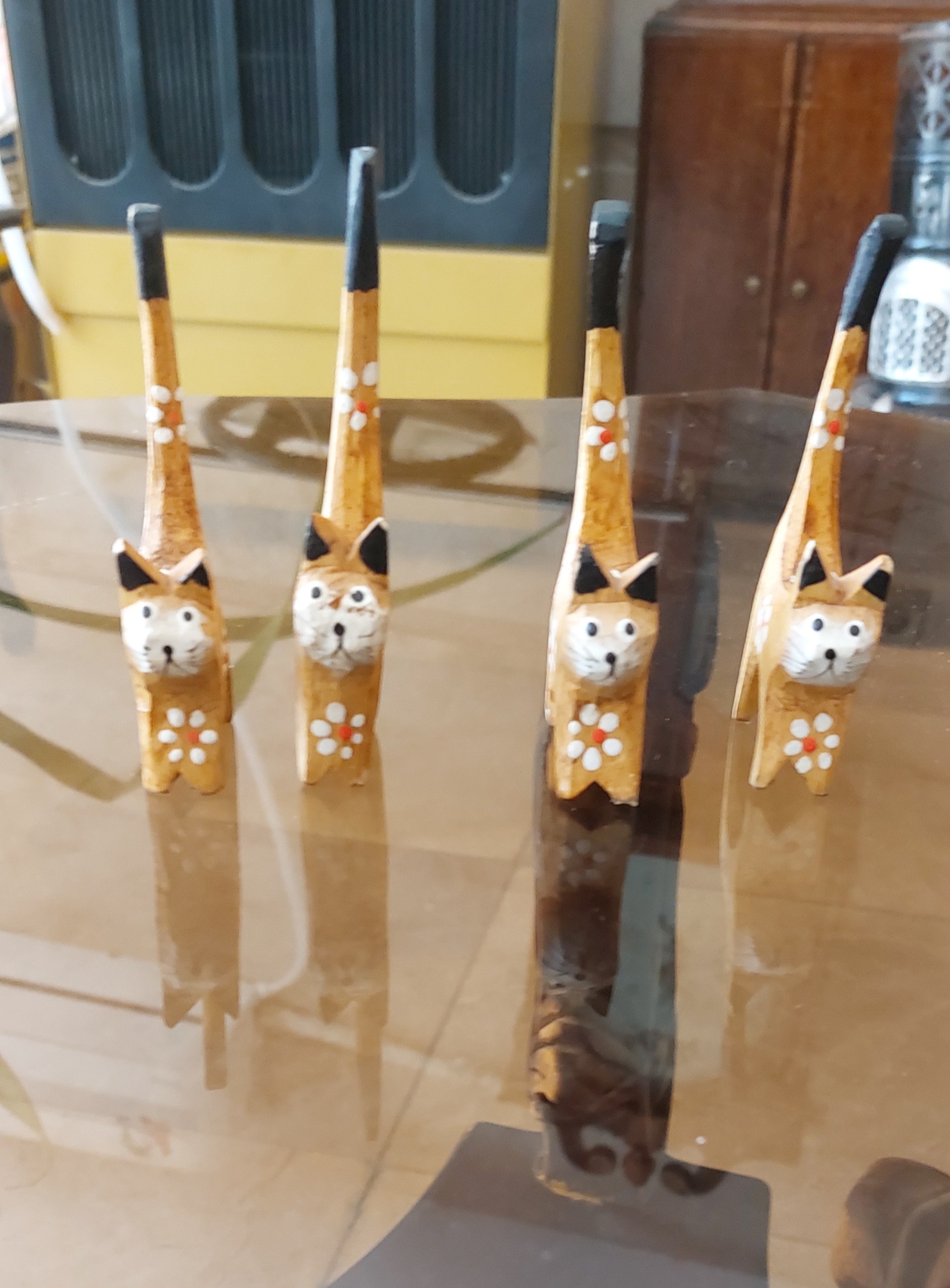 مجسمه گربه چوبی