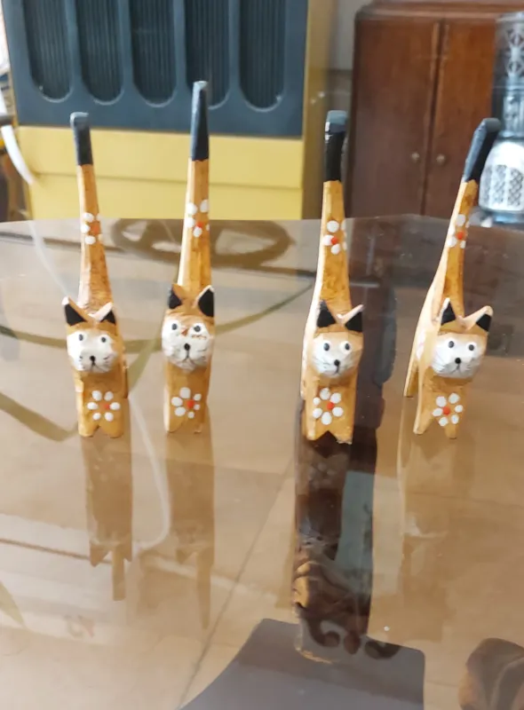 مجسمه گربه چوبی