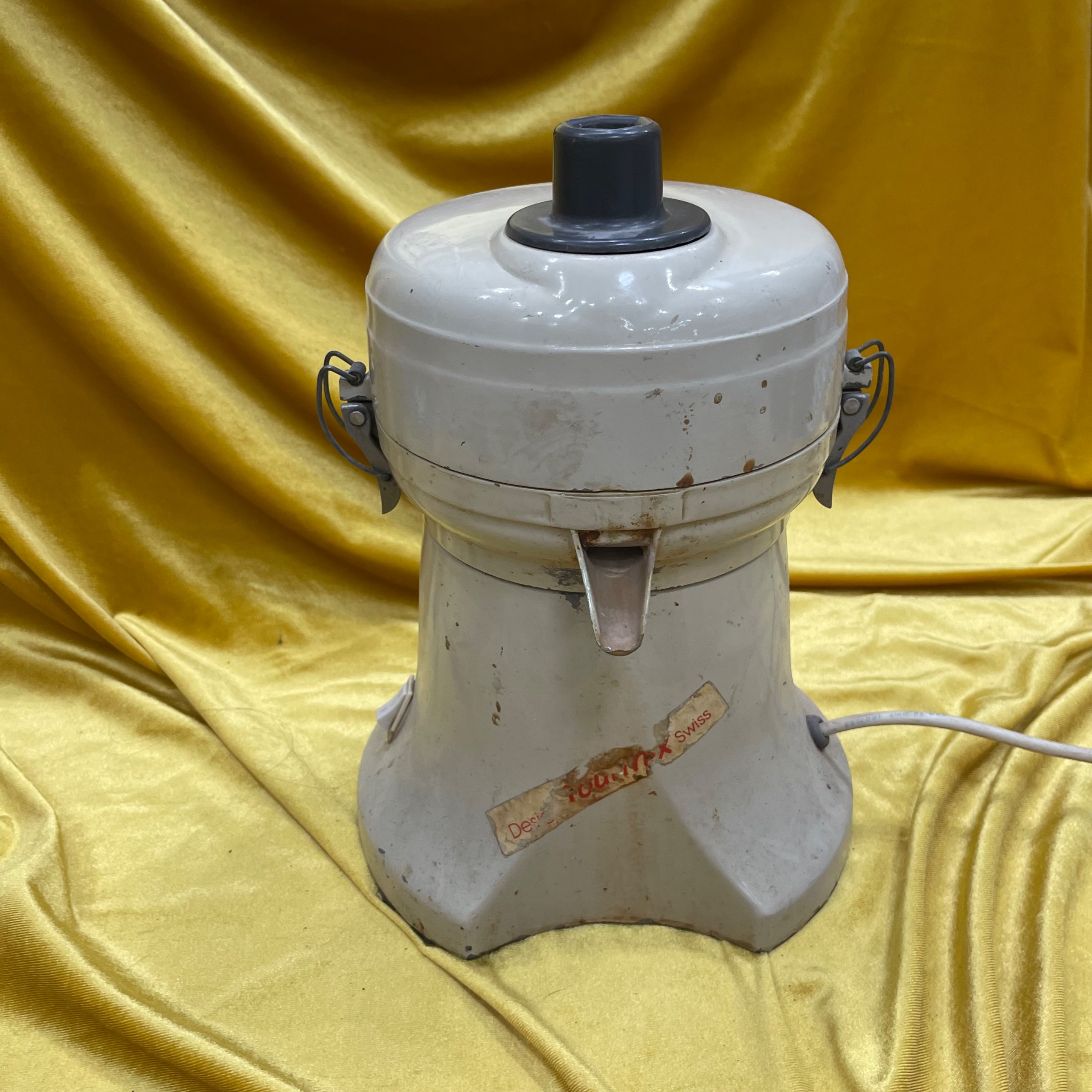 آبمیوه گیری سوییسی چدنی 50 ساله