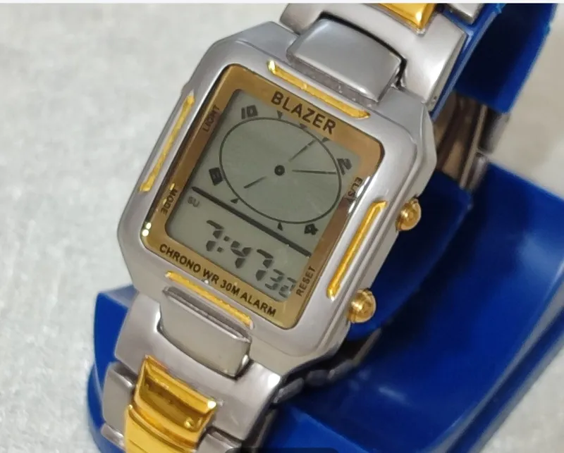 ساعت دو زمانه قدیمی موتور ژاپن زنگ دار