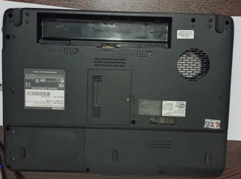 قاب D لپ تاپ Toshiba Satellite L305D-S5934