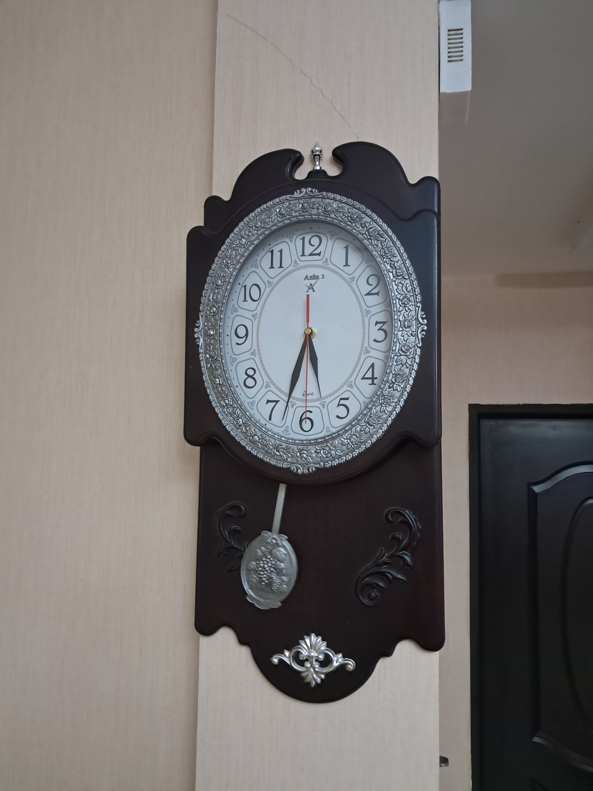 ساعت دیواری آونگ دار سالم و زیبا