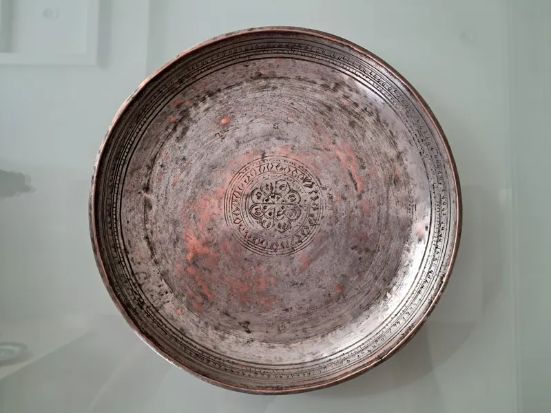 بشقاب دیوارکوب مسی قدیمی سنگین قلم دار و بکر