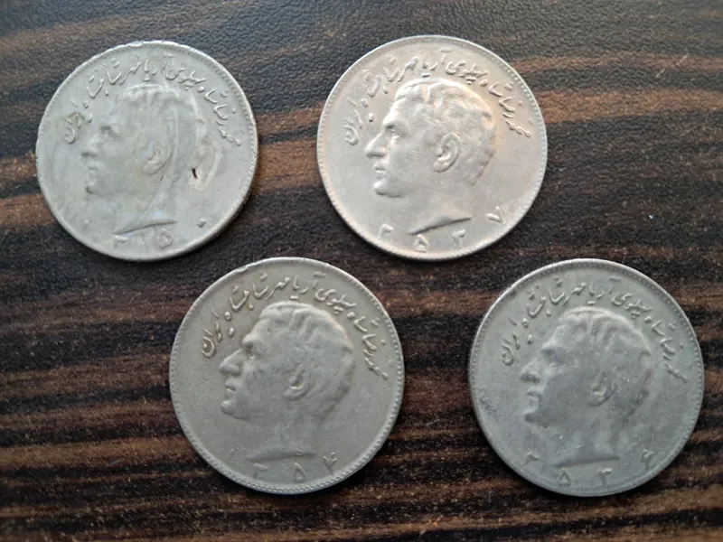 4 سکه ده ریال با 4 تاریخ متفاوت
