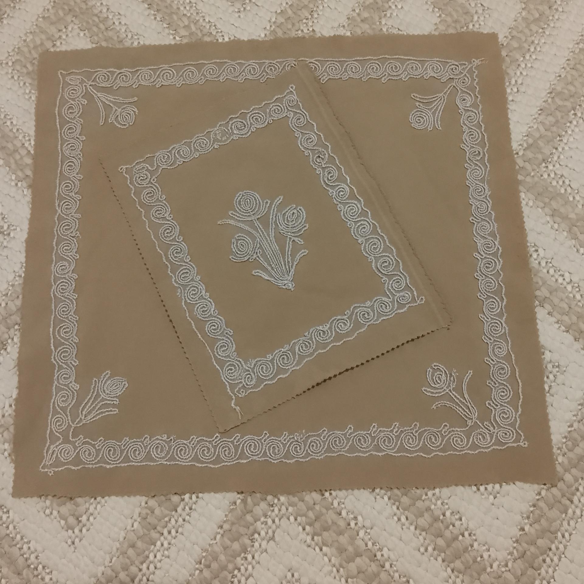 جانماز سجاده کرم قهوه ای گلدوزی کاردست قدیمی آنتیک