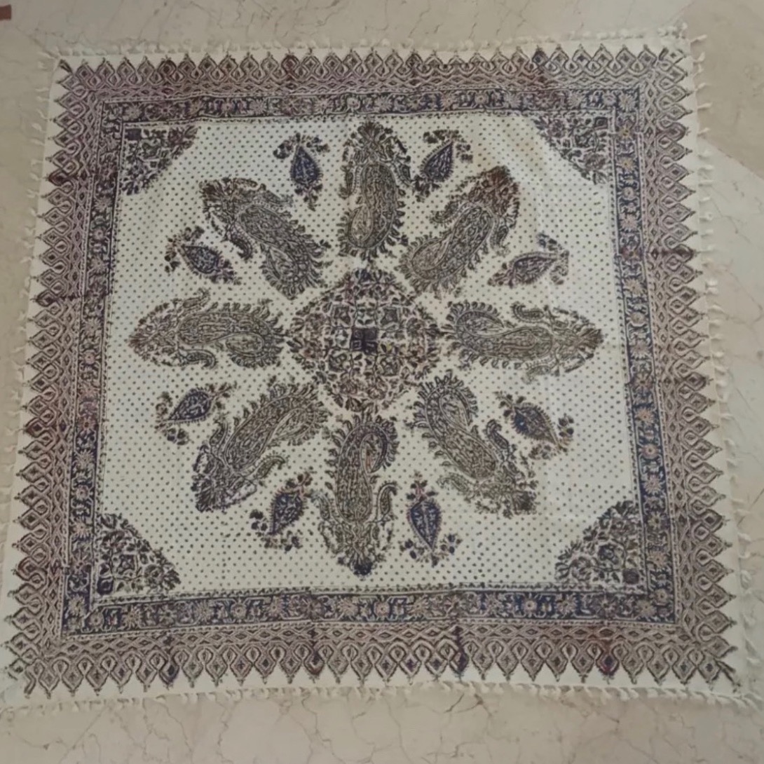 رومیزی مربع پارچه ای سفید کرم شیری سرمه ای بته جغه