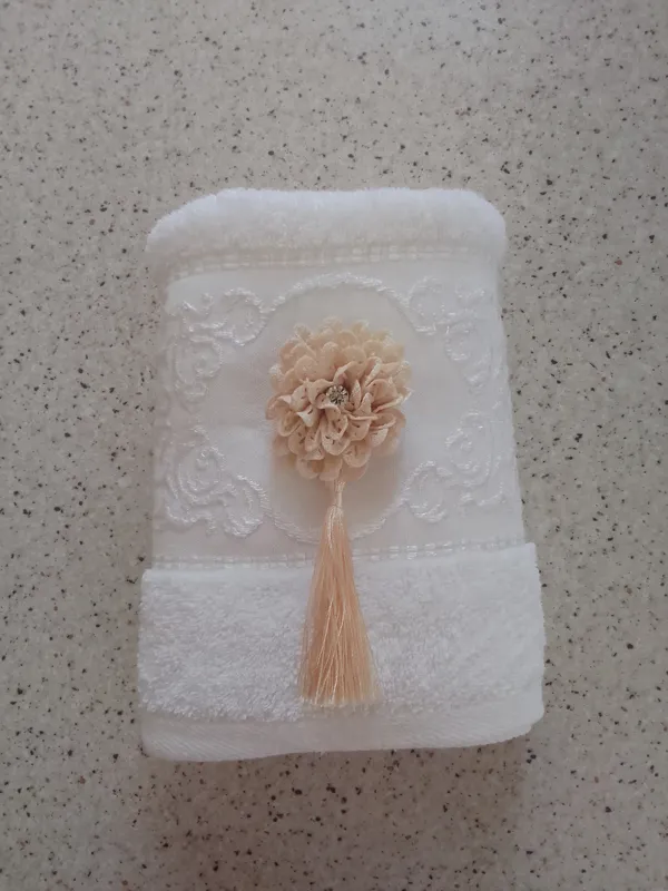 حوله دستی سفید کرم شیری نگین دار گل برجسته عروس