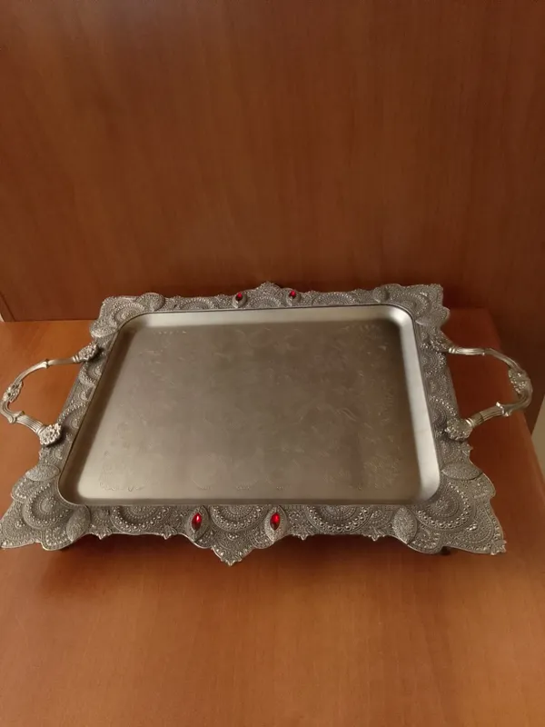 سینی مستطیل بزرگ نقره ای نگین قرمز پایه دار