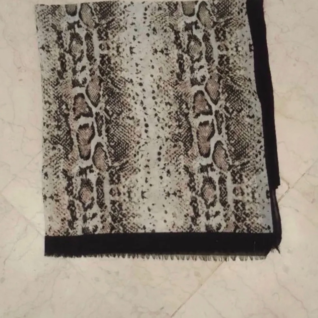 شال پوست ماری تخی سفید مشکی طوسی