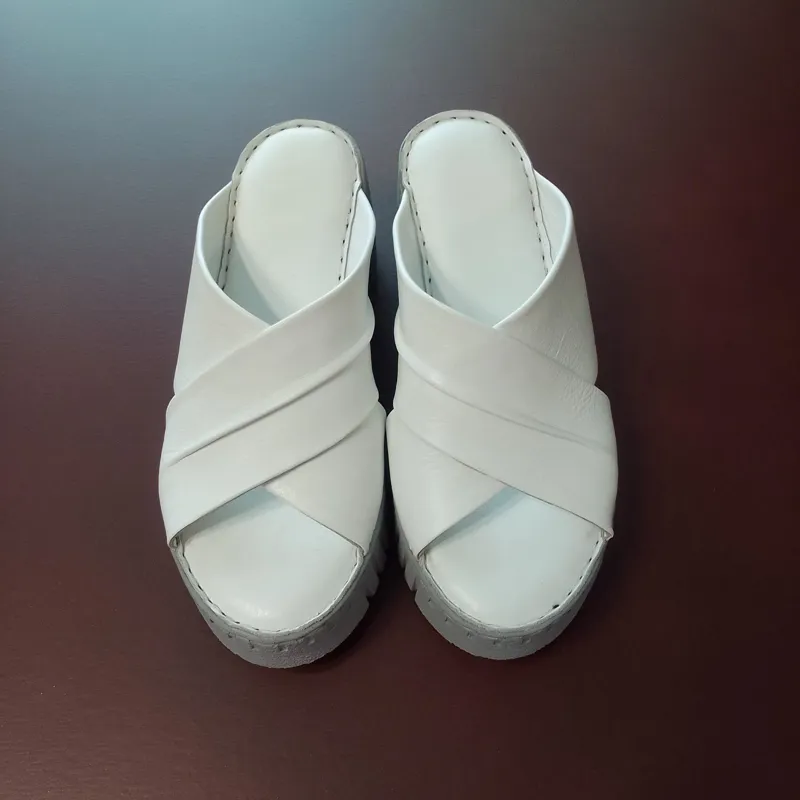 صندل دمپایی روفرشی طبی زنانه راحتی چرم طبیعی سفید