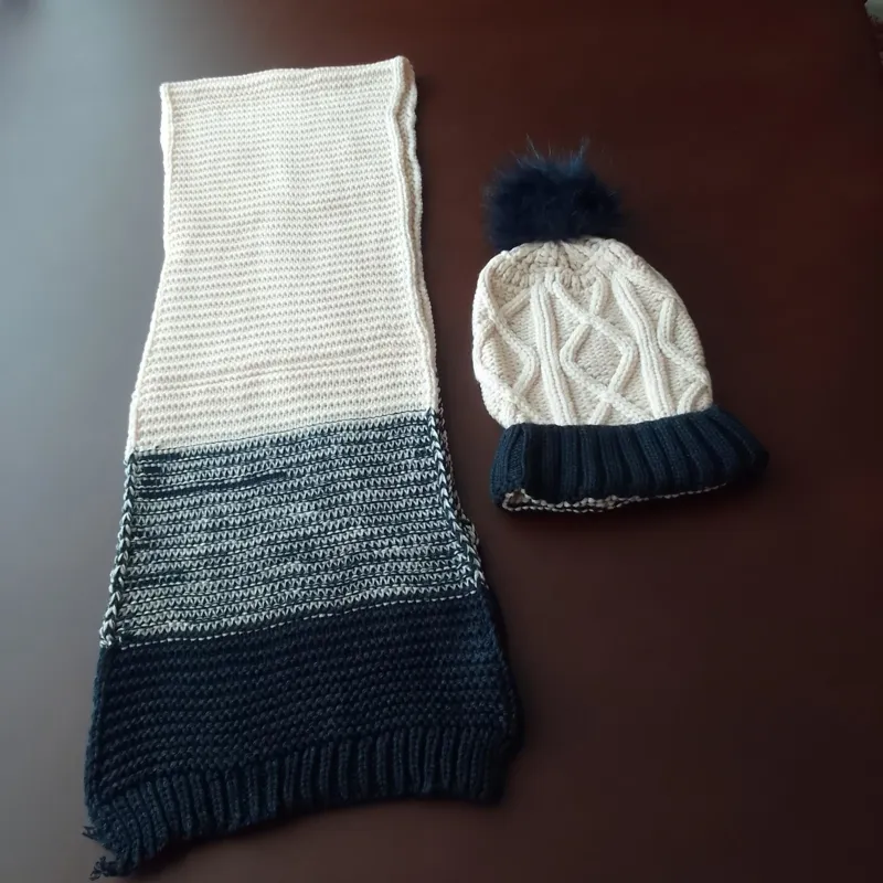 شال و کلاه شالگردن بافتنی خز دار کرم سرمه ای