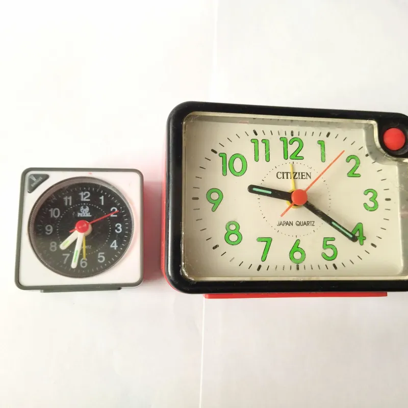 دو عدد ساعت رومیزی توضیح دارد