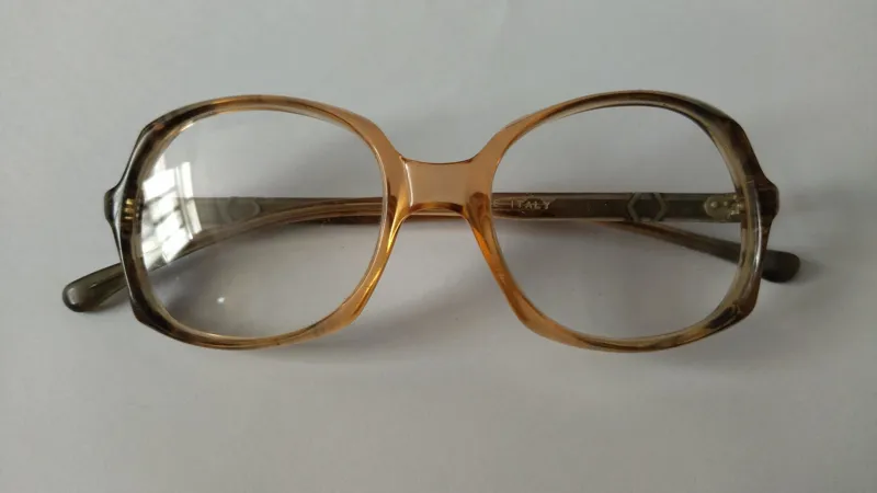 عینک فرم قهوهای