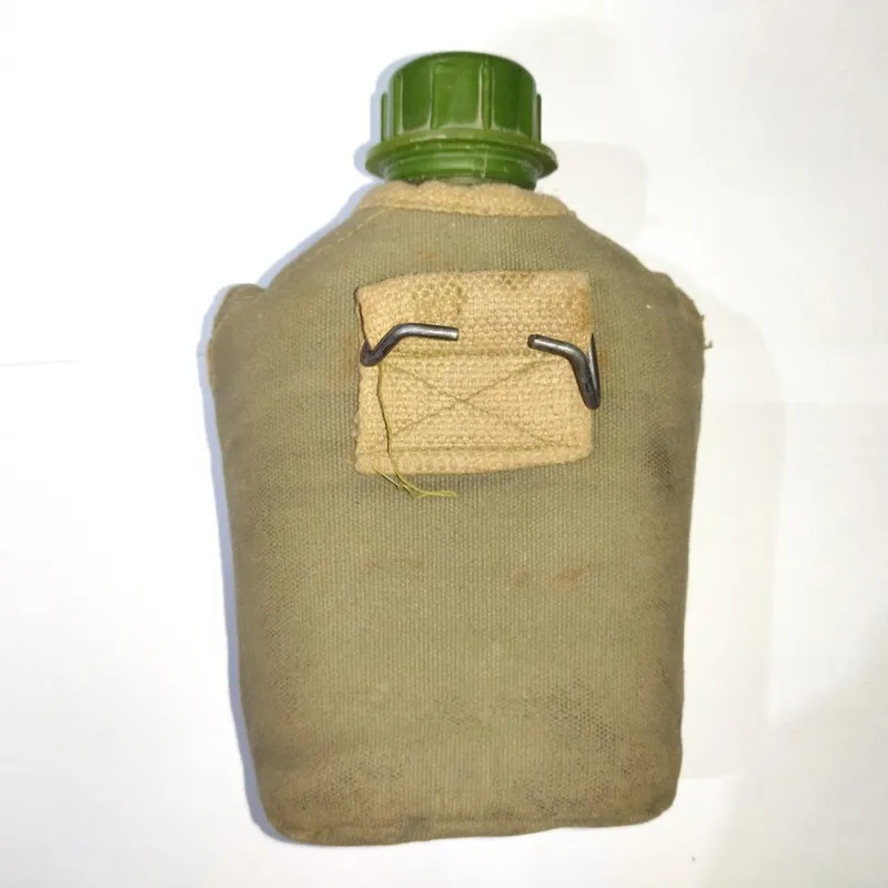 قمقمه نظامی سبزرنگ