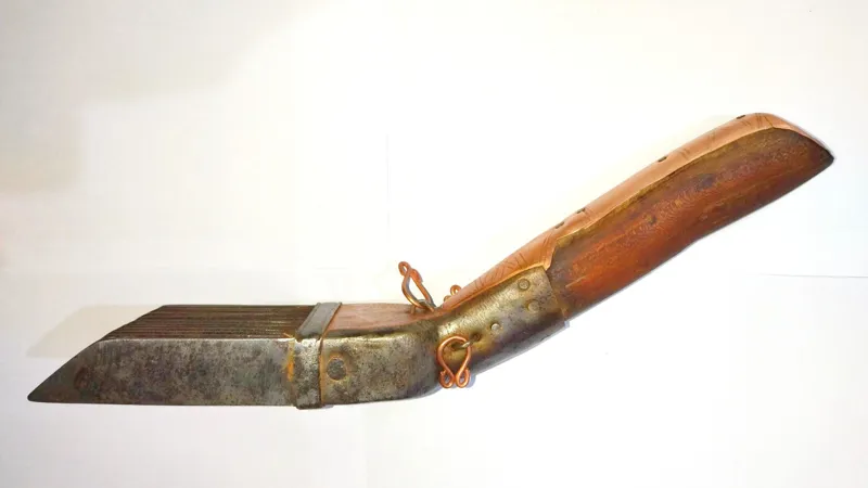 شانه قدیمی مس کاری شده