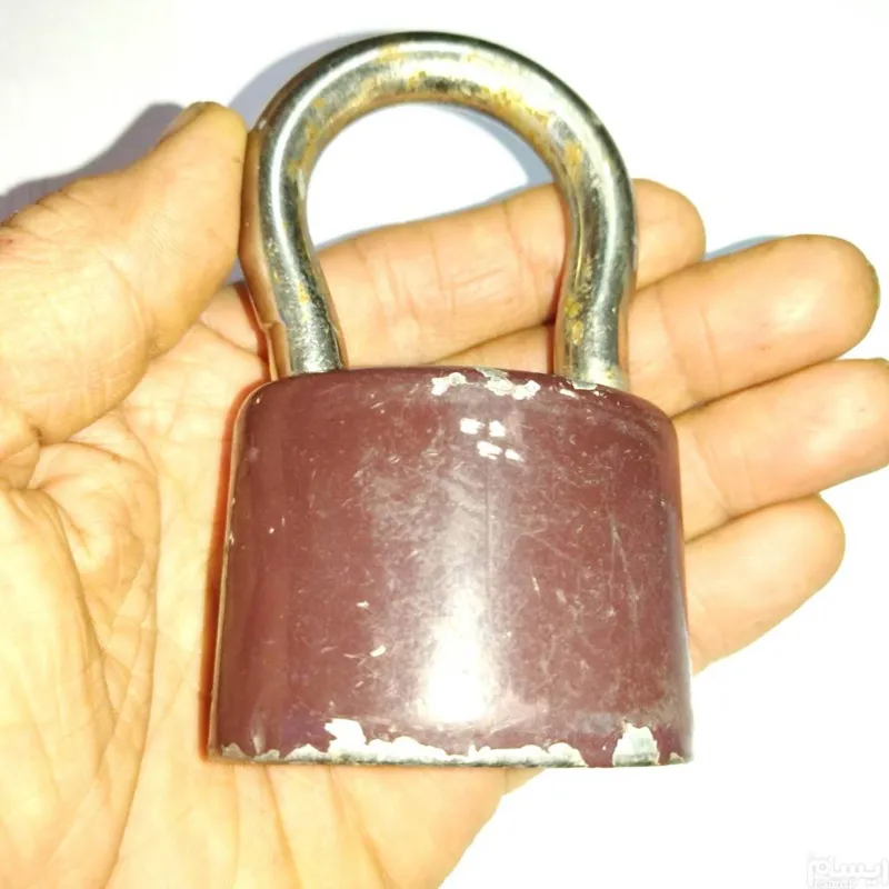 قفل بزرگ قدیمی بدون کلید