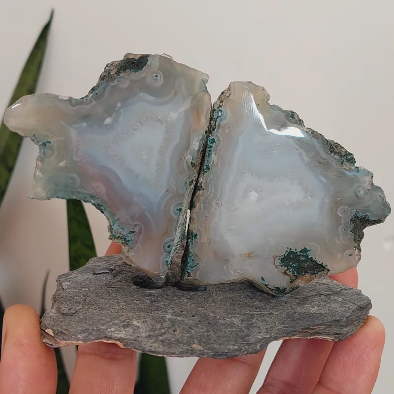 سنگ کلکسیونی عقیق سلیمانی آبی رنگ پولیش شده