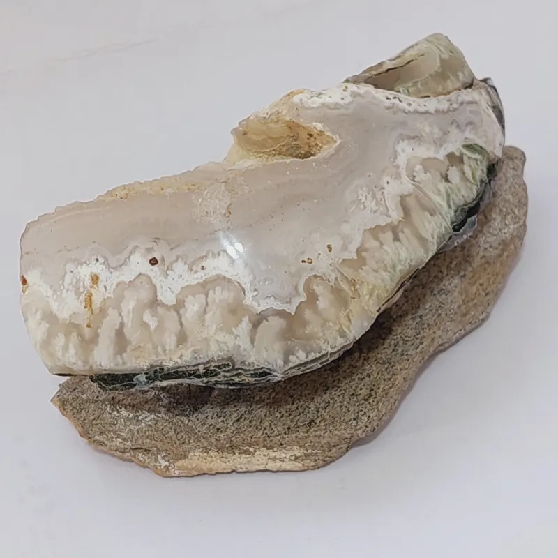 سنگ کلکسیونی عقیق شجر برفی پولیش شده با پایه