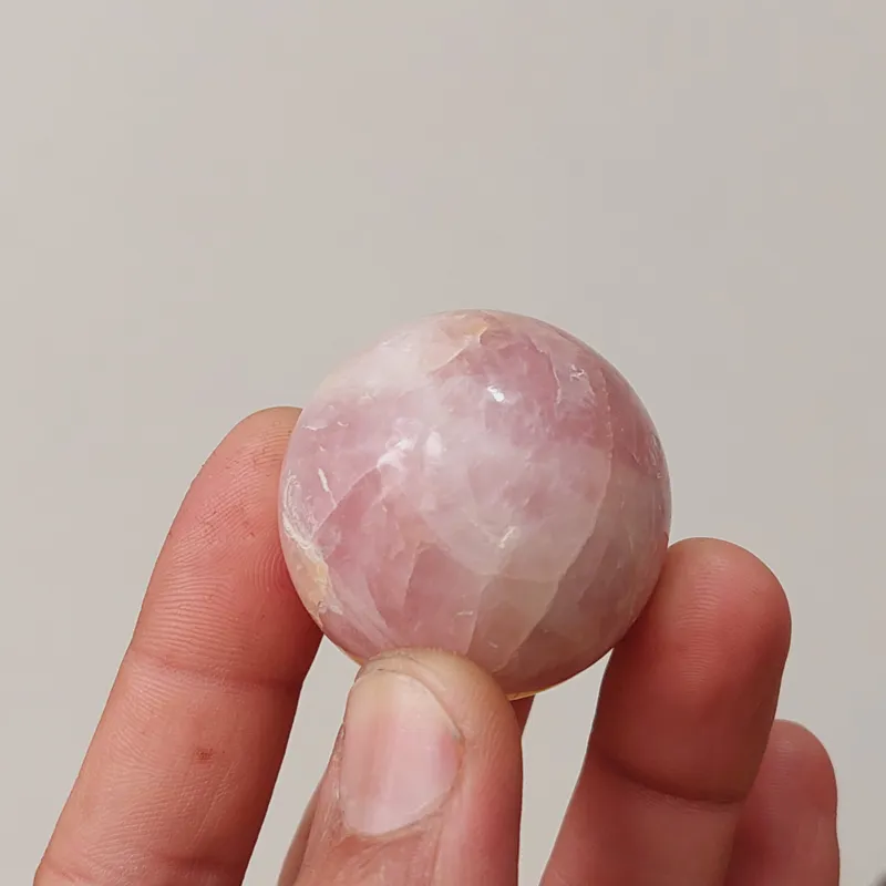 گوی سنگ معدنی رز کوارتز ابعاد 35 میلیمتر