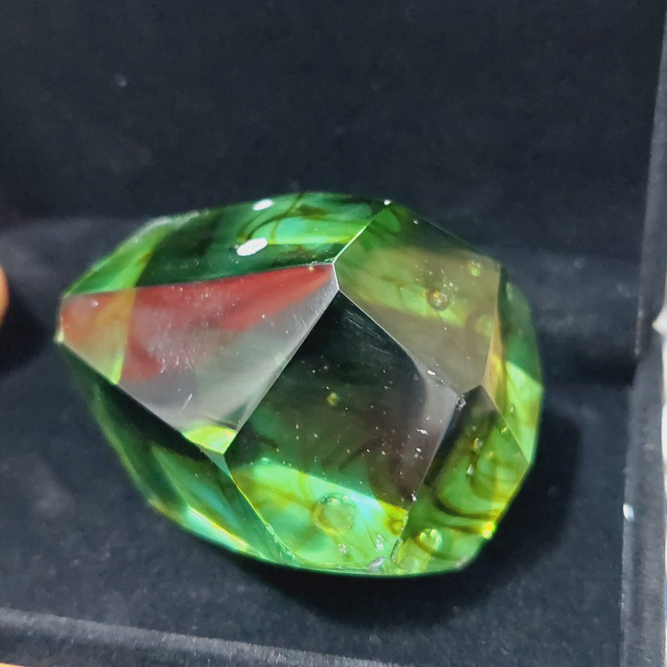 سنگ فوق کلکسیونی ابسیدین زمردی رگه دار