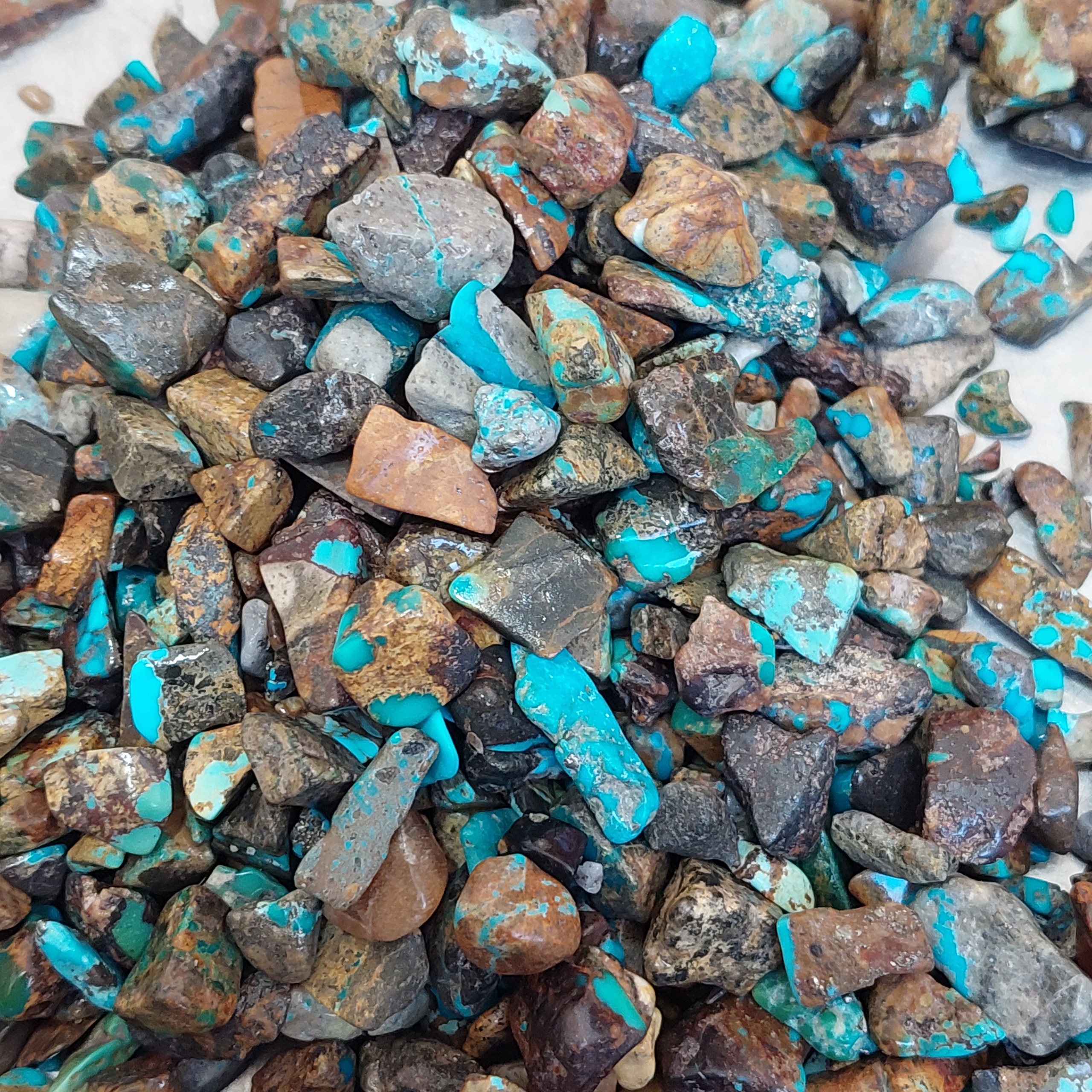 پک نیم کیلویی سنگ های فیروزه نیشابوری اصل