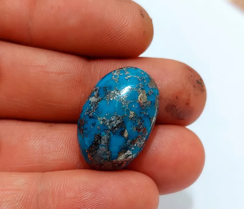 نگین فوق العاده خوش رنگ فیروزه شجری رگه طلایی