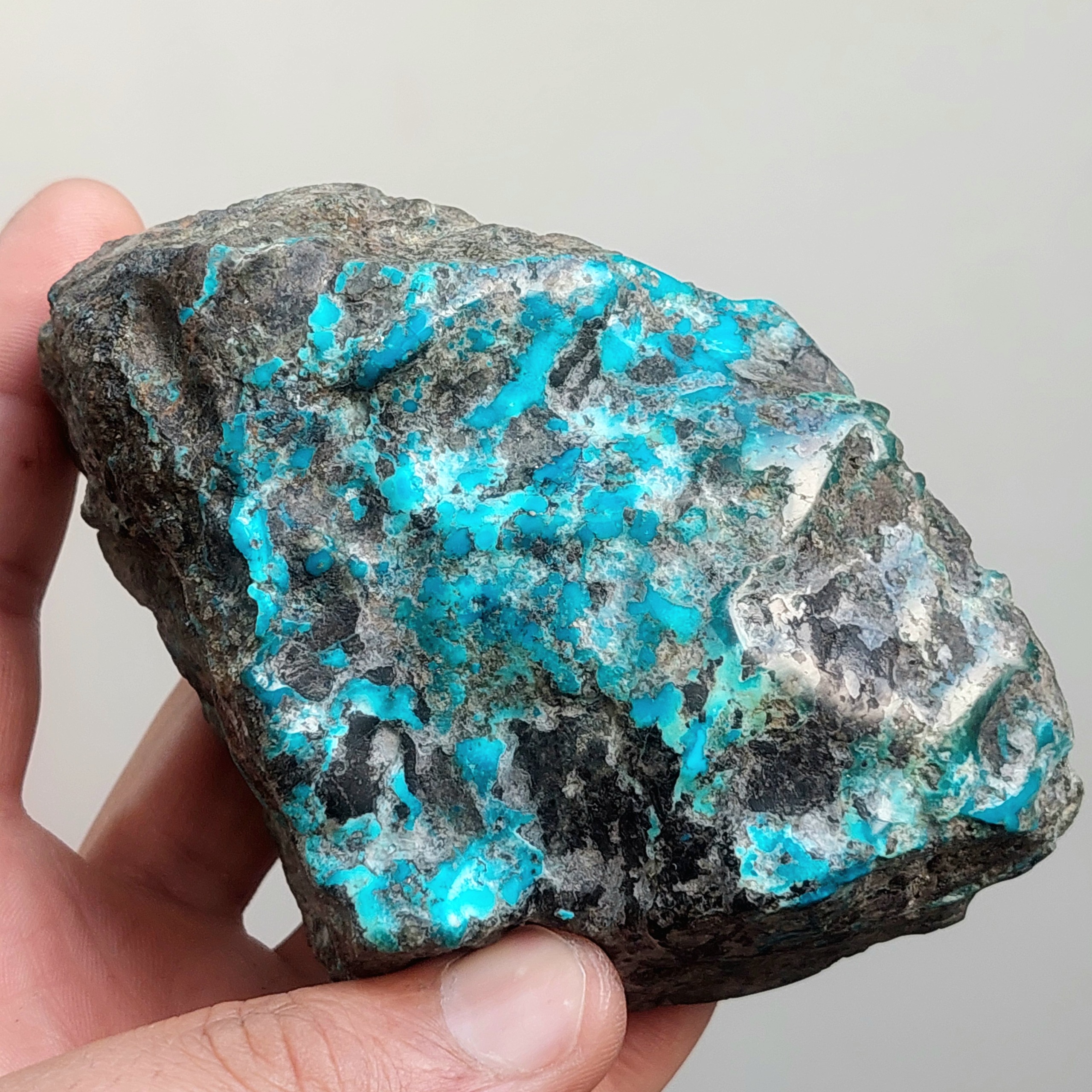 کلوخه سنگ فیروزه آبی محک نیشابوری اصل وزن 650 گرم