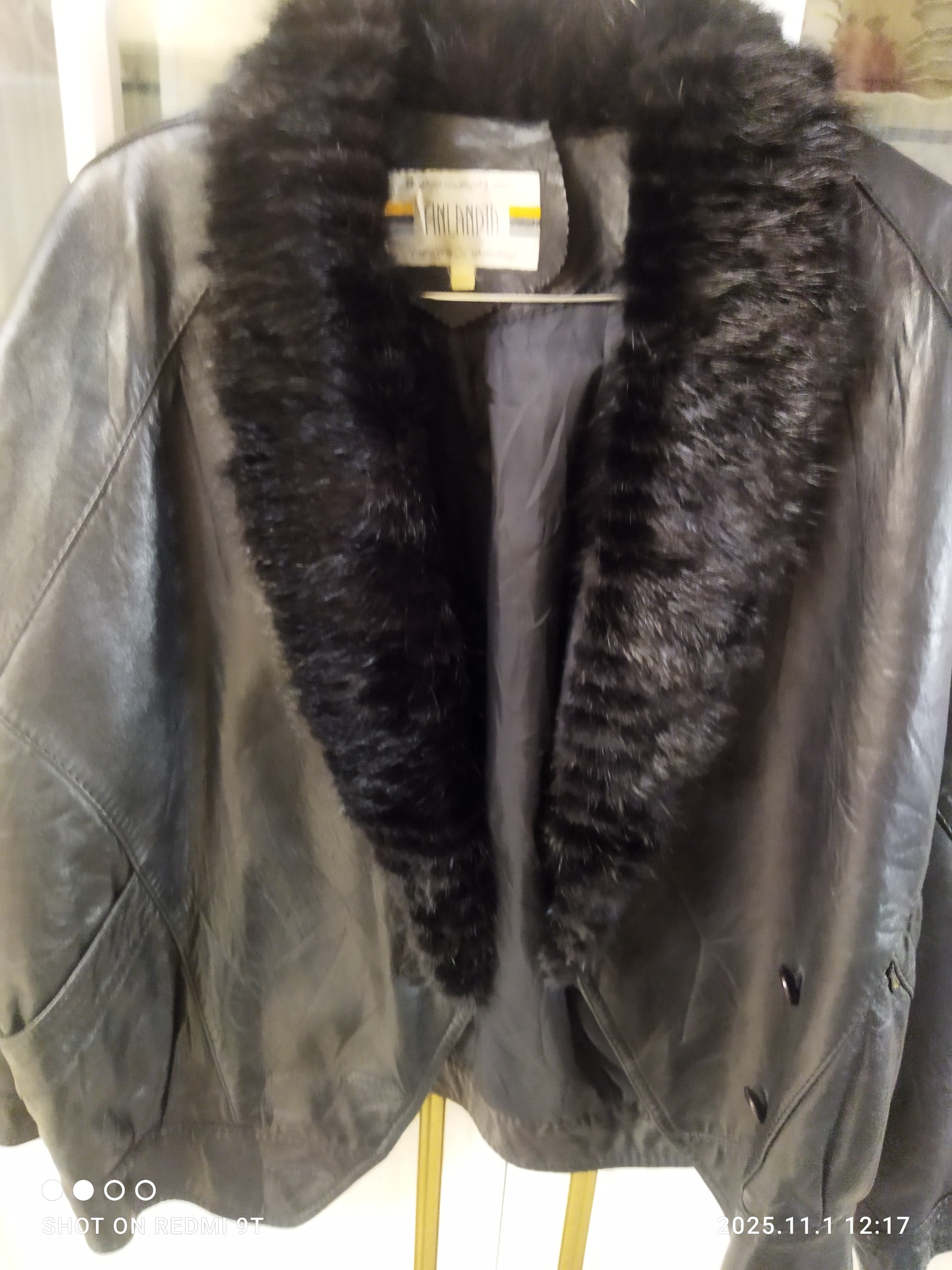 کاپشن چرم زنانه اصل یقه خز سمور کوتاه