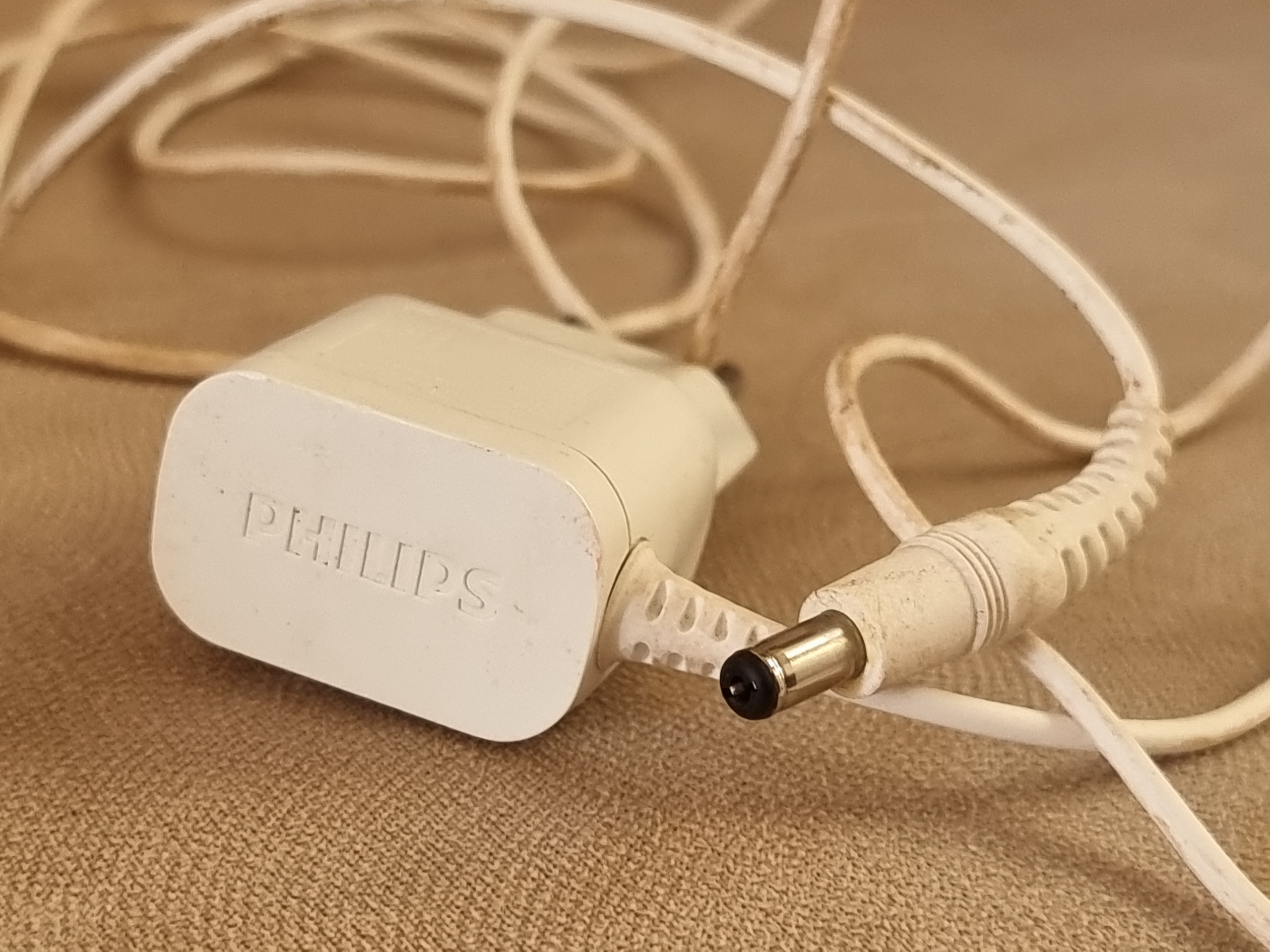 شارژر اورجینال رو کارتنی ریش تراش فیلیپس 13v