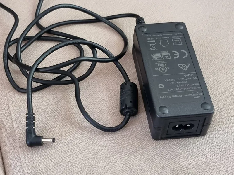 شارژر آداپتور 12 ولت 3ma لپ تاپ در حد نو