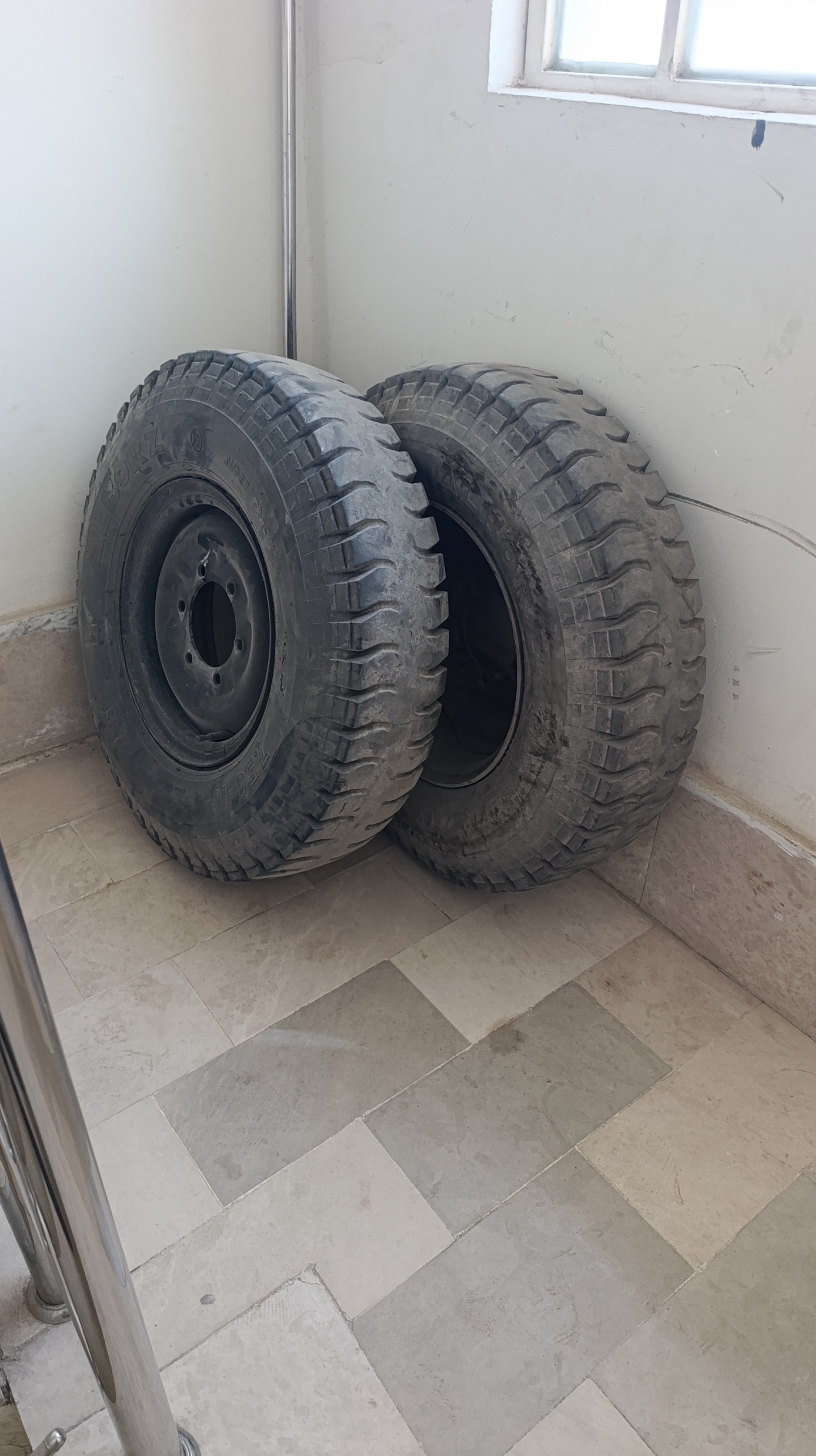یک جفت لاستیک عقب نیسان با رینگ بدون حتی یک پنچری