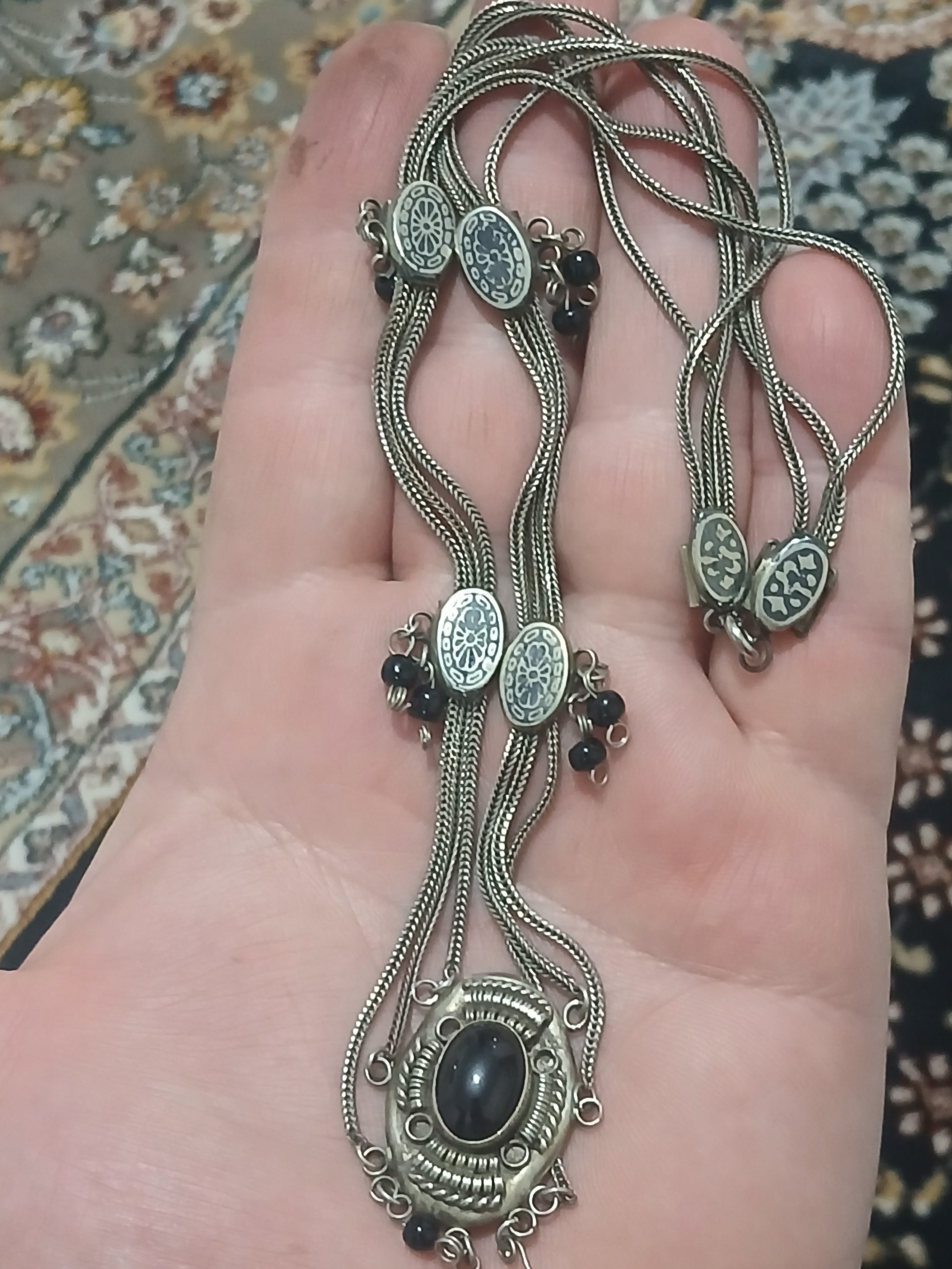 گردنبند کلکسیونی قدیمی توضیحات دارد
