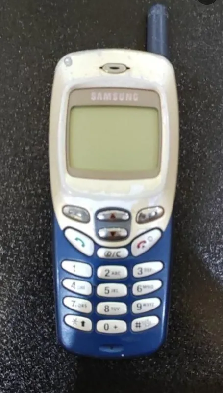 گوشی موبایل سامسونگ قدیمی زیبا