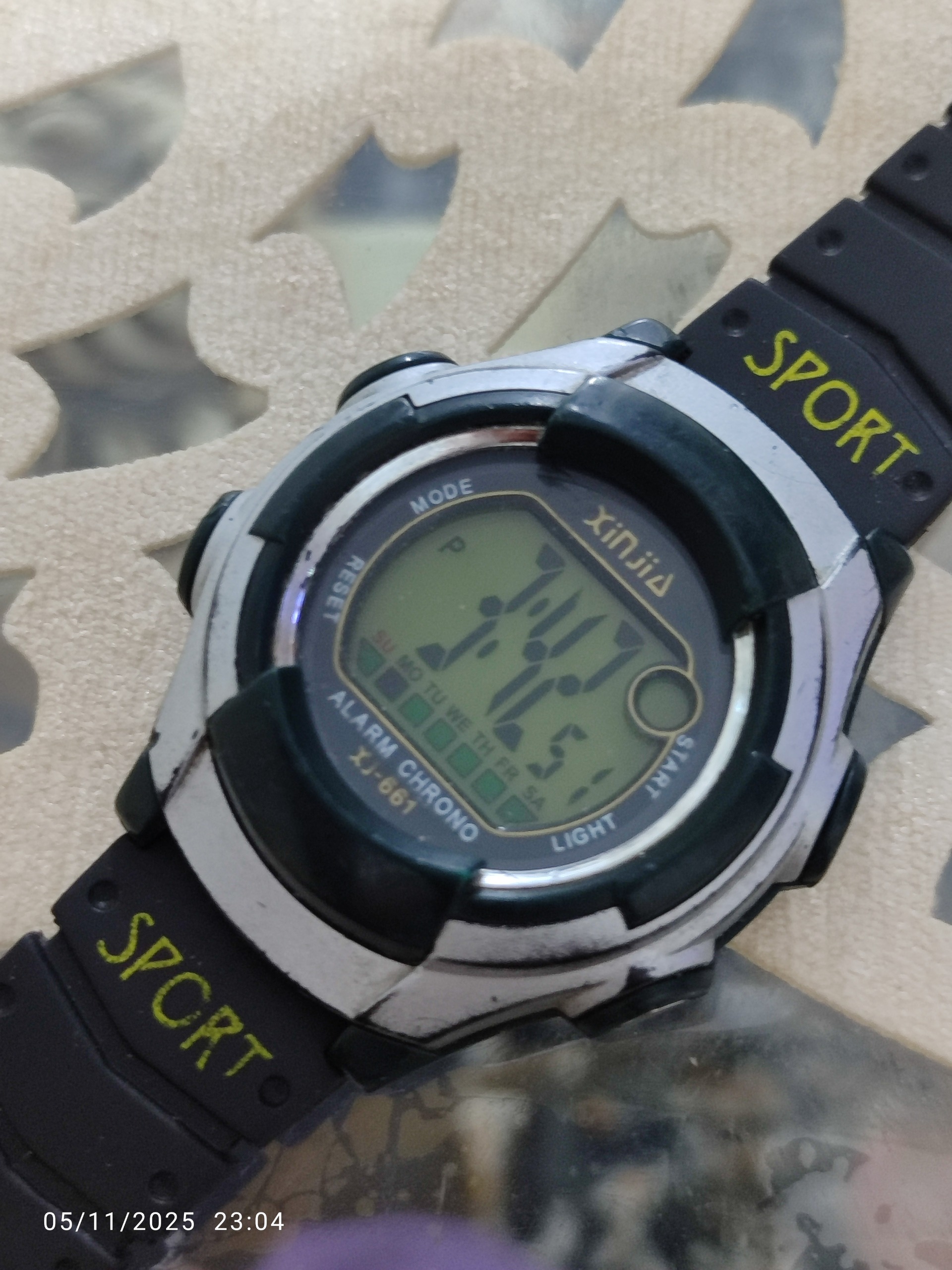 ساعت دیجیتال قدیمی زنگدار