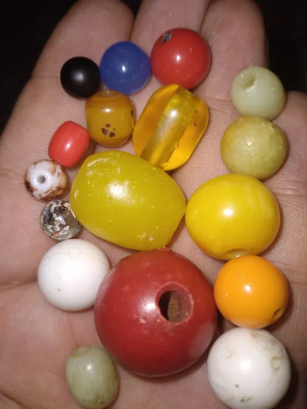 حدود 50 عدد مهره سندلوس درشت کهنه و عقیق