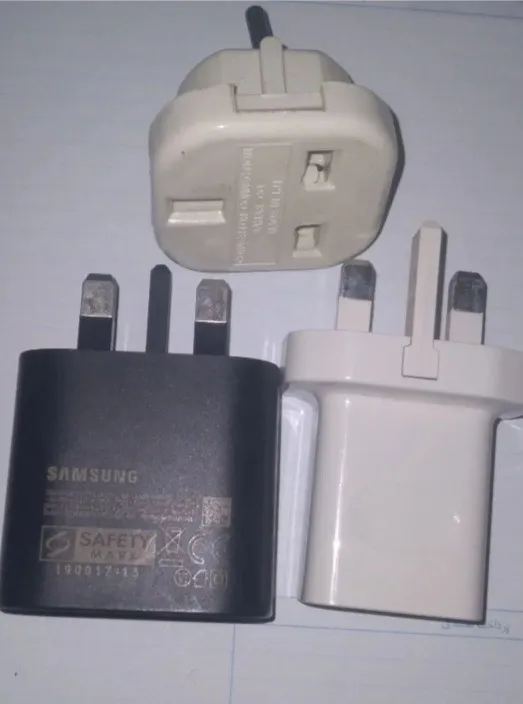 دو عدد شارژر 25 و 15 وات و باتری