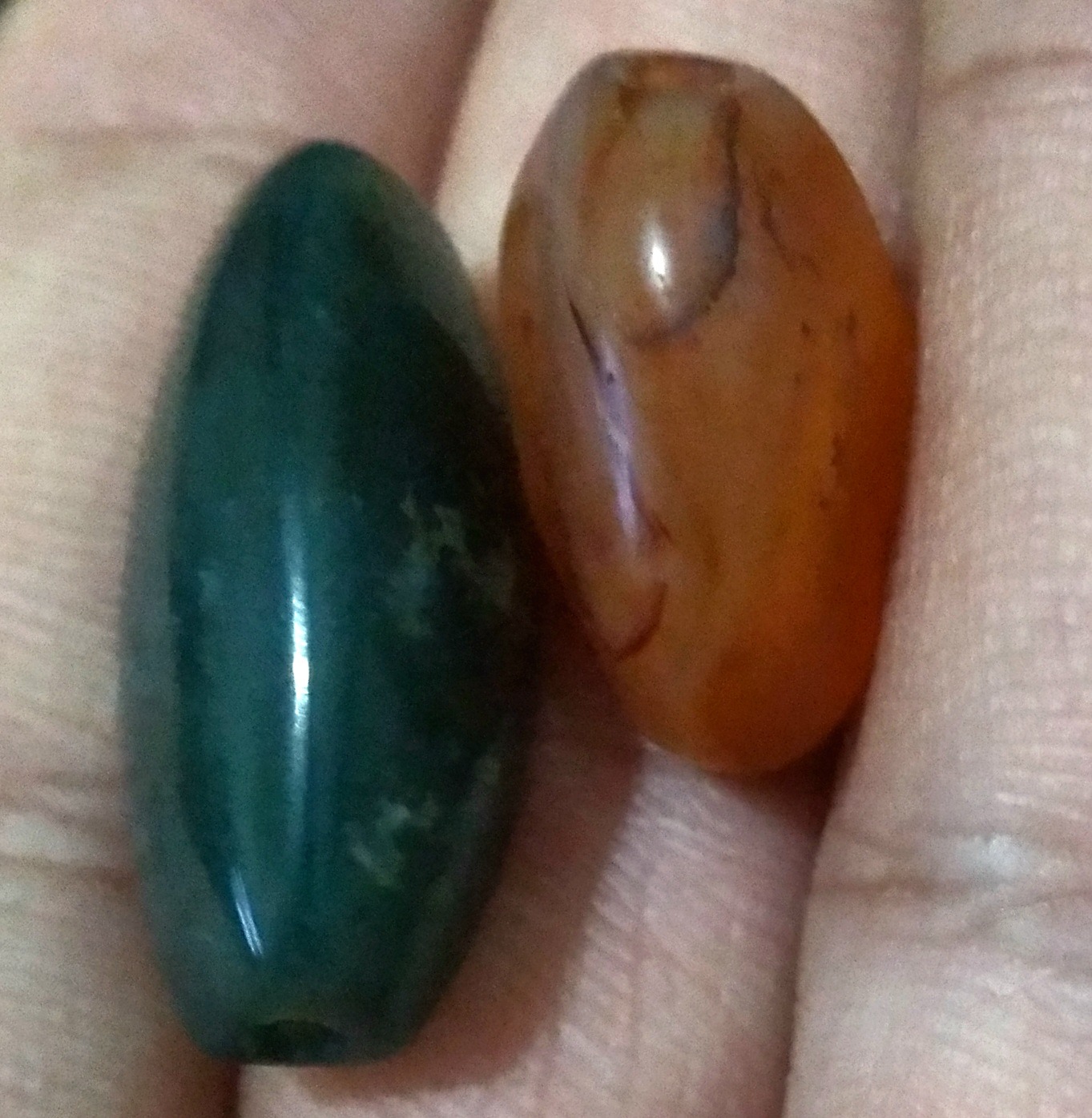 چندین مهره و لول قدیمی و سلیمانی تراش ساسانی