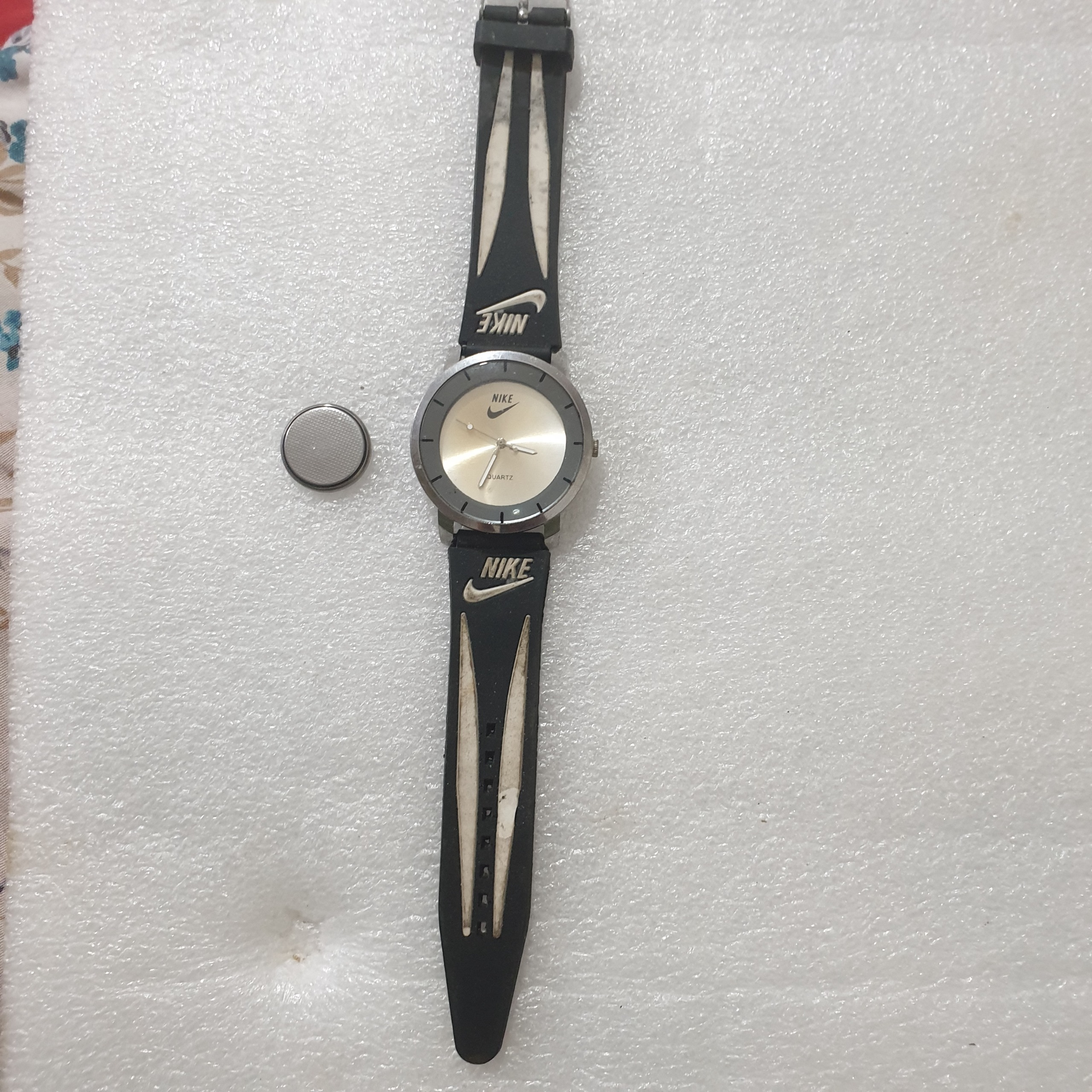 ساعت مچی نایک مطابق تصاویر سالم
