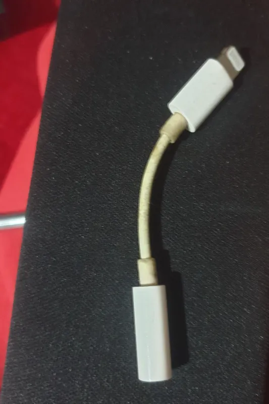 کابل تبدیل یا لایتینگ آیفون اصلی از جعبه برداشت