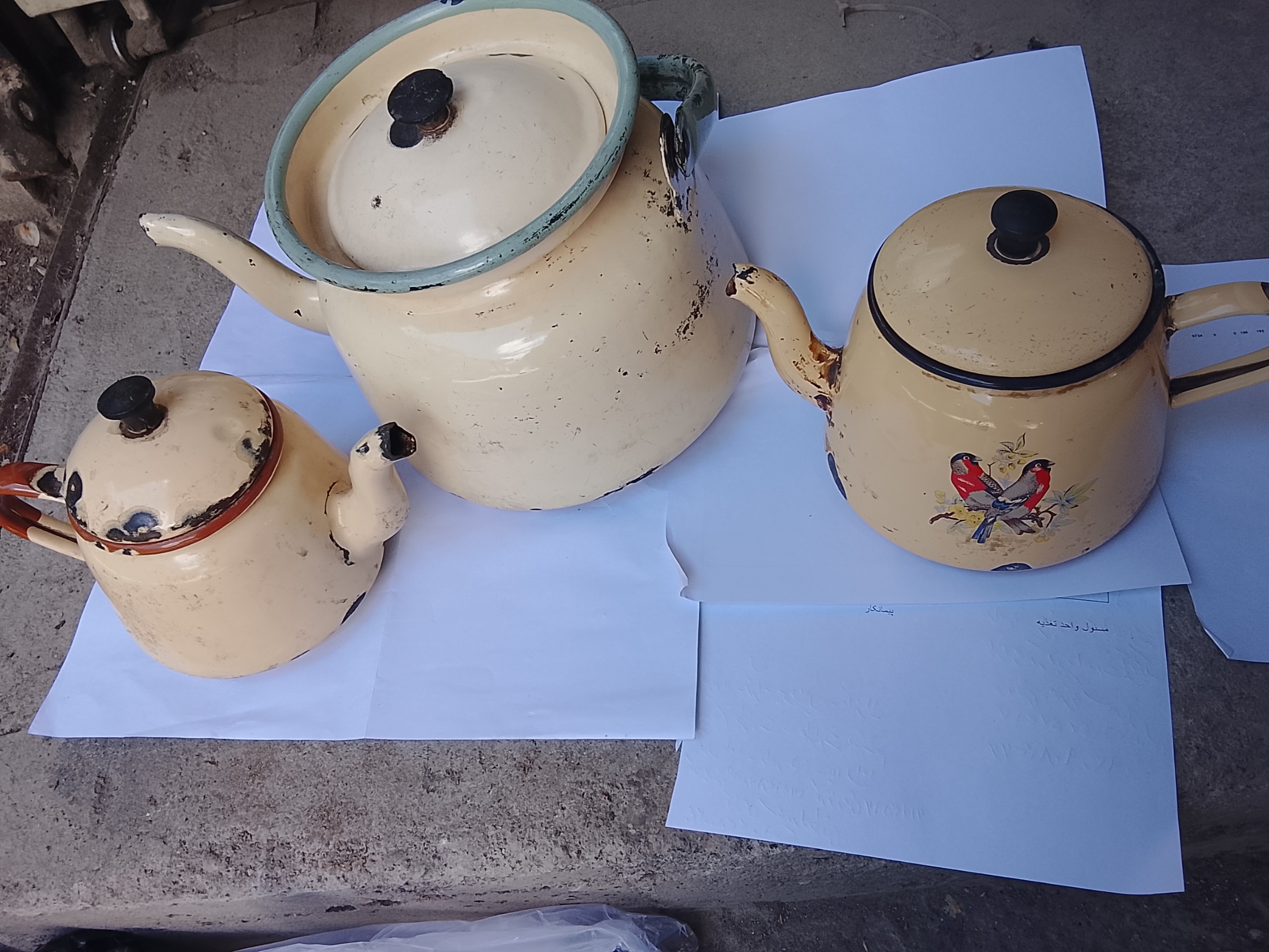 یک عدد کتری و 2عدد قوری لعابی قدیمی