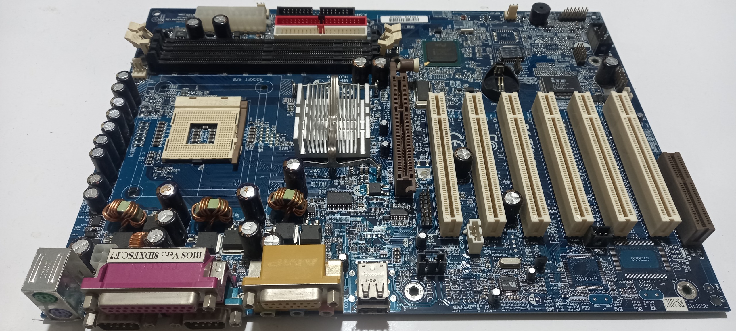 یک عدد مادربرد  GIGABYTE 8IDX Rev1.0 معیوب