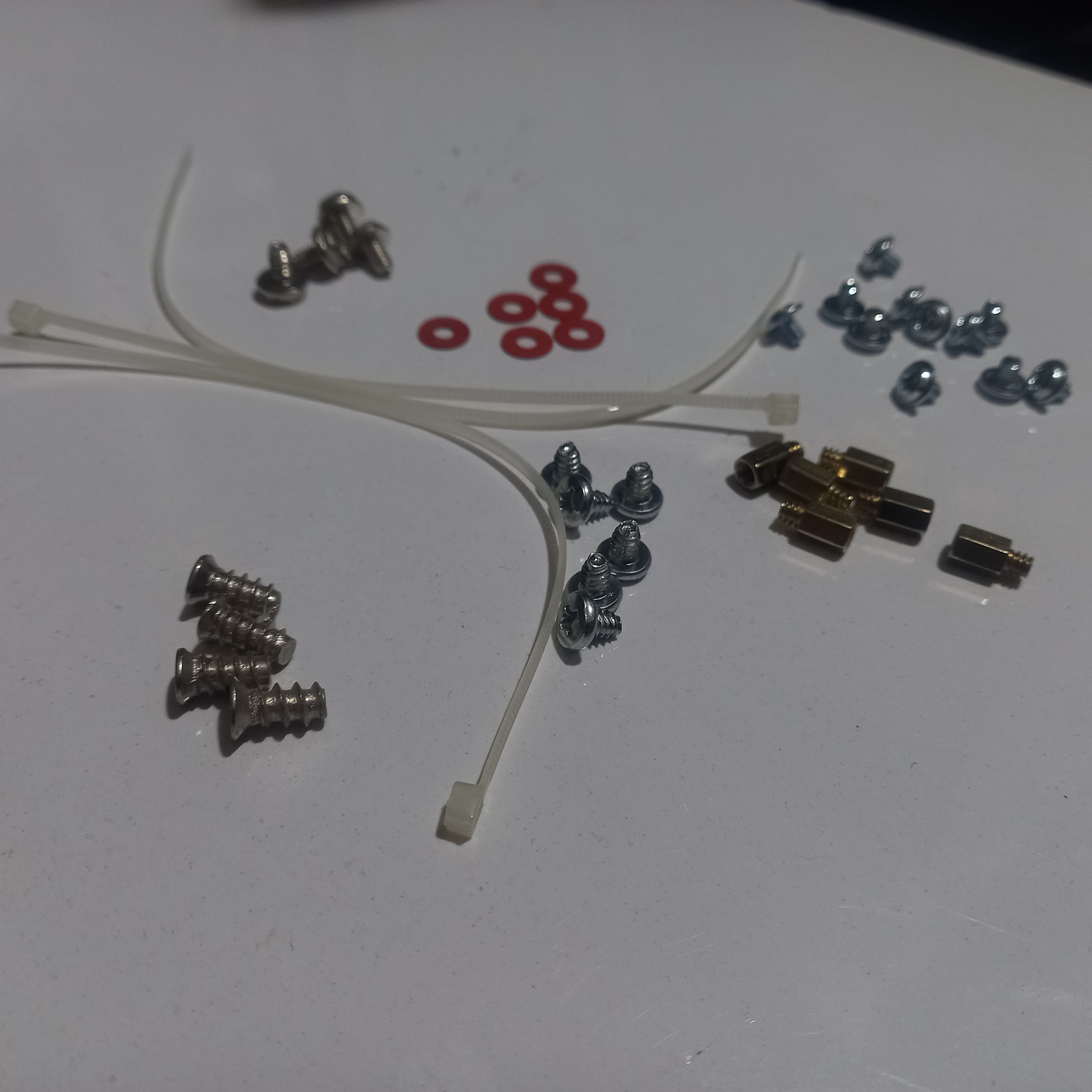 40 تا پیچ اسپیسر،  واشر و بست مناسب اسمبل کیس