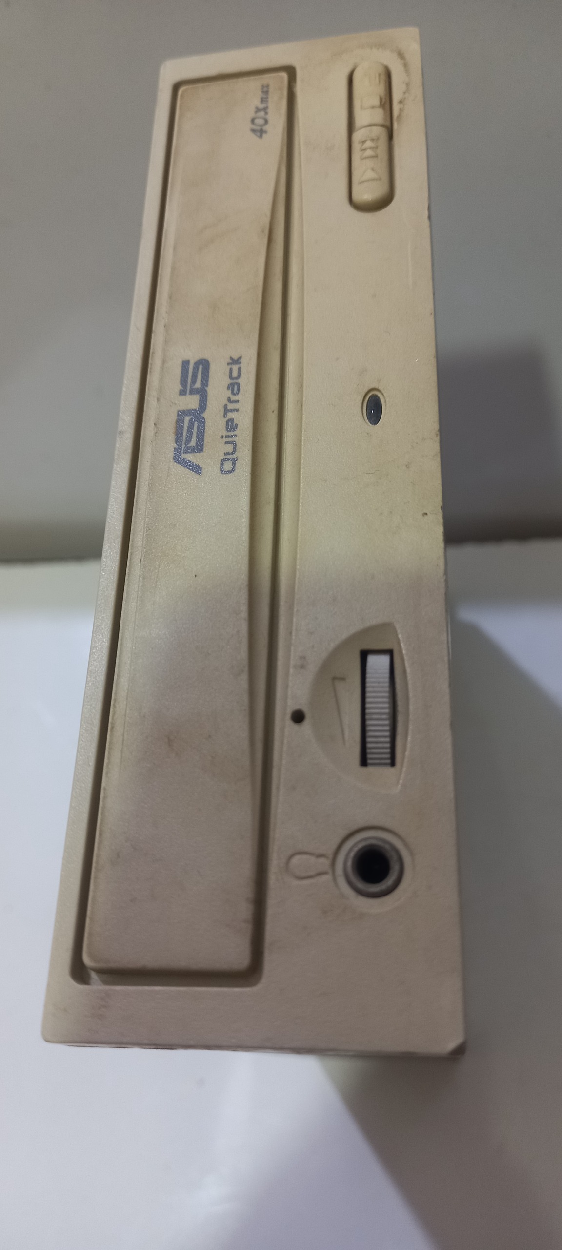 عتیقه  Asus QuieTrack 40x CDROM به وزن 888 گرم