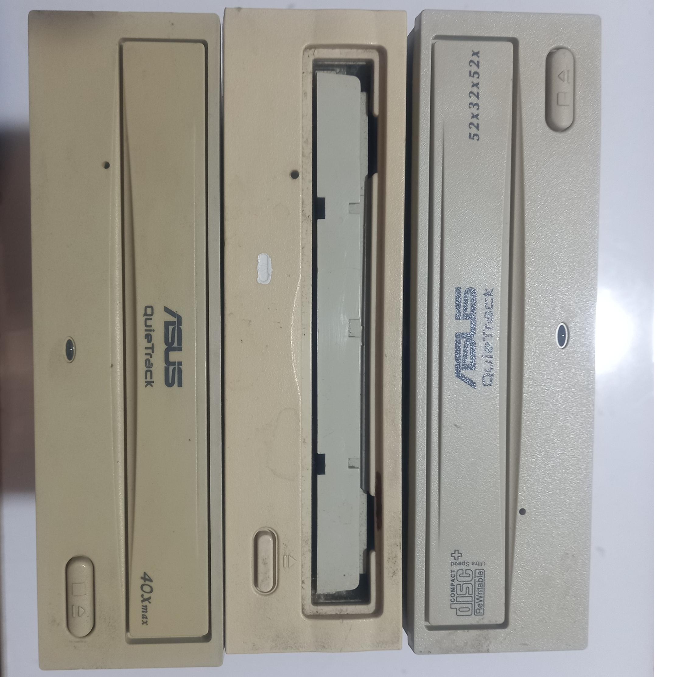 یک عدد دیسک نوری از نوع CD ROM