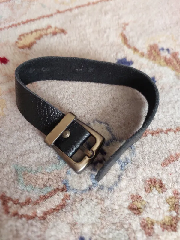 دستبند مشکی چرم