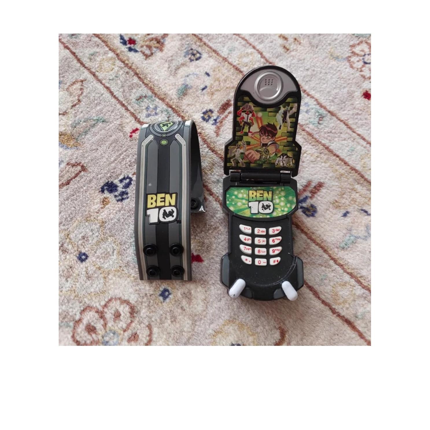 دستبند و موبایل قدیمی بن تن